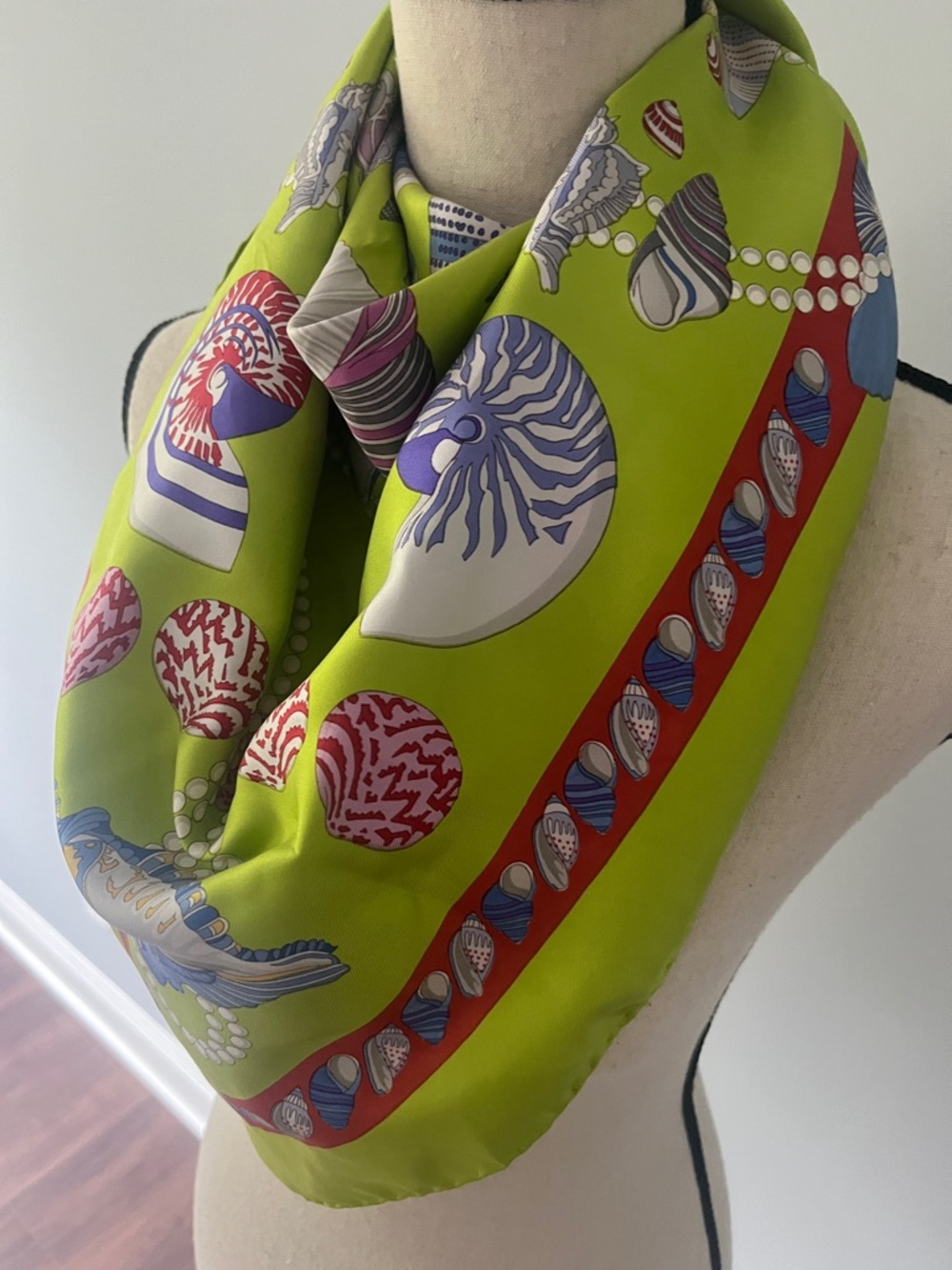 Gucci seashell pearls silk scarf - Picture 2 of 9